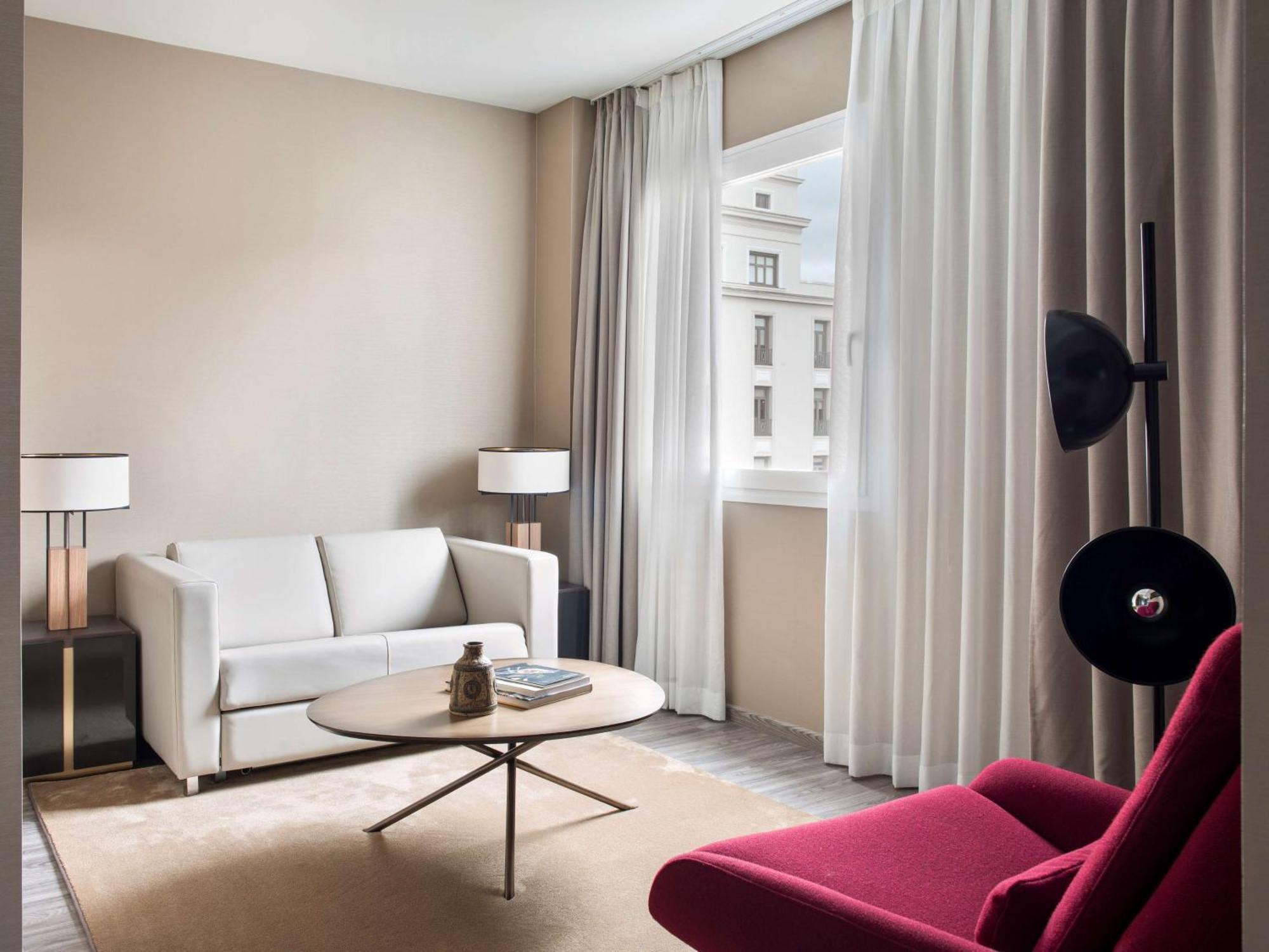 Hotel Nh Collection Madrid Suecia Exteriér fotografie A living room at the hotel